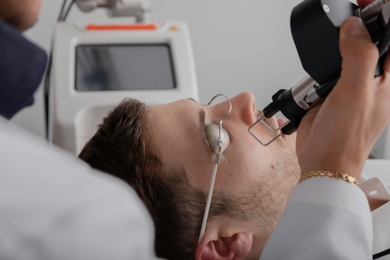 Sanft gestraffte Gesichtshaut nach Anti-Aging-Behandlung in Potsdam – Dr. Jasmin Last