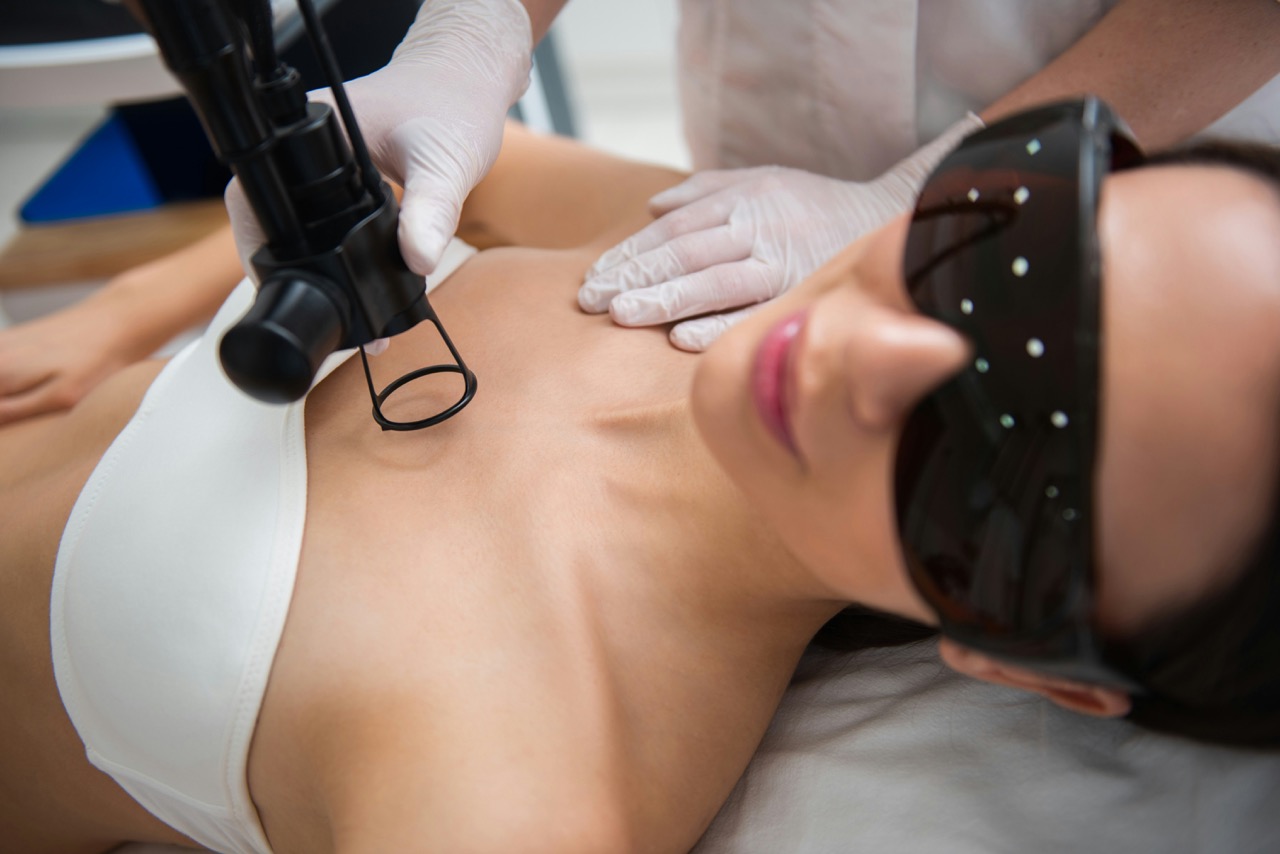 Hautstraffung mit Laserbehandlung Potsdam – sanfte Hauterneuerung und Reduktion feiner Linien bei Dr. Jasmin Last