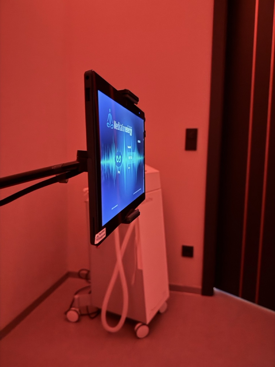 Satori Wellnessliege Potsdam – innovatives Regenerationskonzept mit Schwingung, Frequenz und Licht zur Förderung von Wohlbefinden und Ruhe