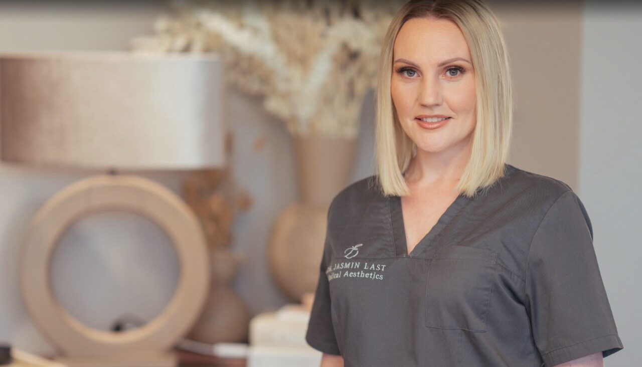 Faltenunterspritzung Potsdam – Dr. Jasmin Last in ihrer Praxis für ästhetische Medizin bei der Beratung zu minimalinvasiven Behandlungen gegen Falten