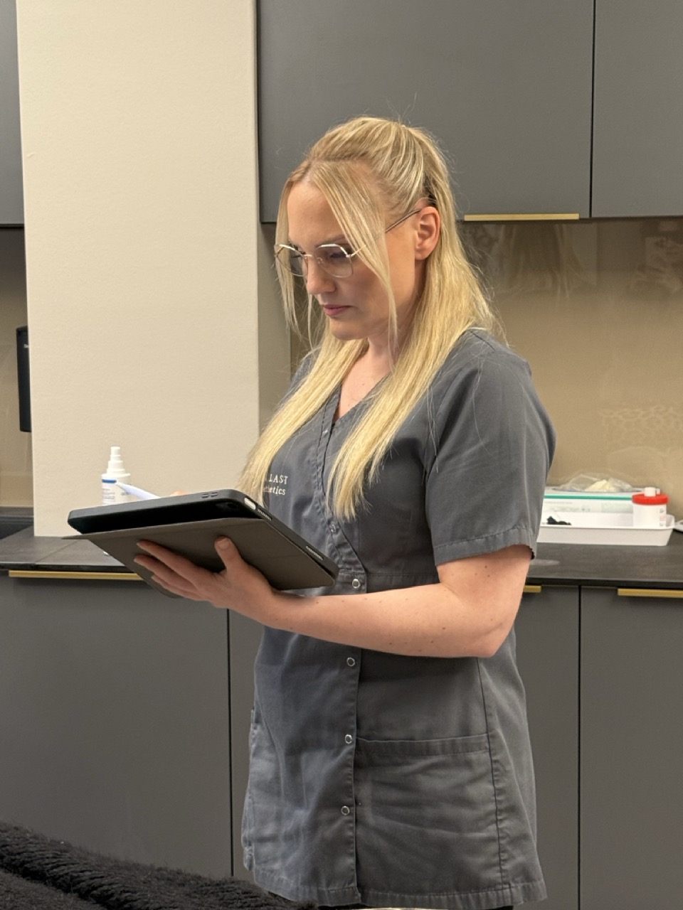 Gesicht straffen ohne OP Potsdam – minimalinvasive Faltenbehandlung für ein natürlich glattes Hautbild bei Dr. Jasmin Last