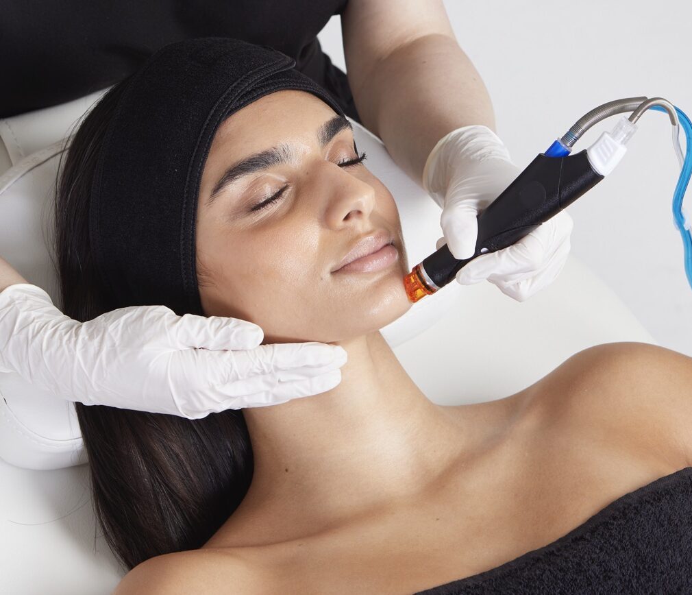 Sanfte Hydrafacial-Behandlung für porentiefe Reinigung und Glow in Potsdam – Dr. Jasmin Last