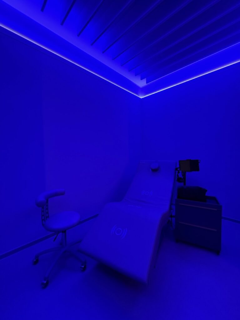 Satori Wellnessliege Potsdam – Behandlungsraum mit moderner Klangfrequenz-Technologie für Regeneration und mentale Balance bei Dr. Jasmin Last