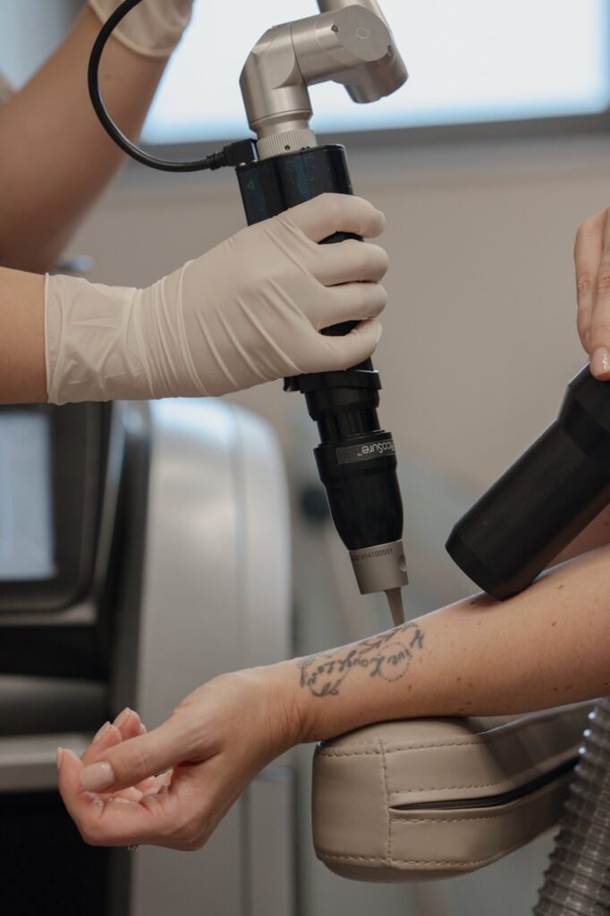 Tattoo Entfernung Potsdam – hautschonende Behandlung mit innovativem Laser zur Reduzierung und Entfernung von Tattoos bei Dr. Jasmin Last