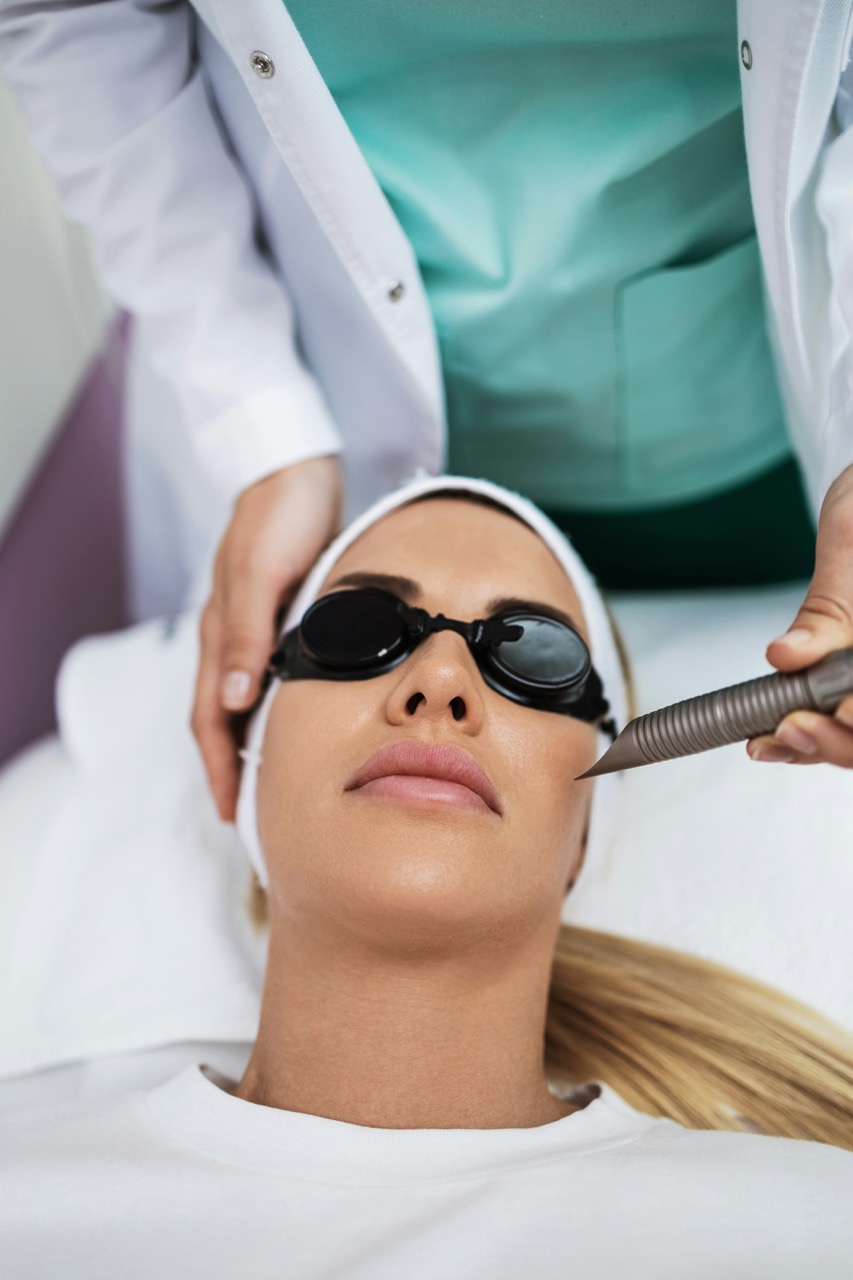 Aknenarben behandeln Potsdam – minimalinvasive Laserbehandlung zur Glättung und Revitalisierung der Haut bei Dr. Jasmin Last